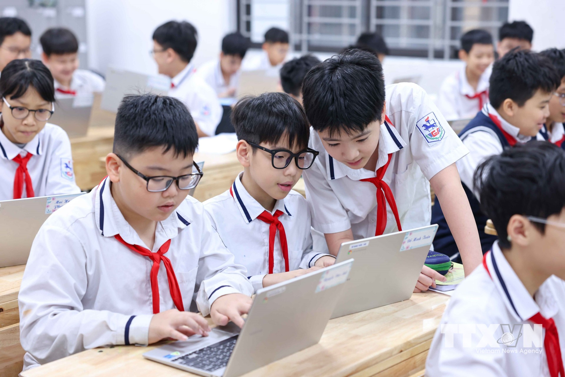 Học sinh đặc biệt yêu thích các hình thức học tương tác như Quizizz, Kahoot, cũng như làm bài kiểm tra nhanh qua Google Forms. (Ảnh: Thanh Tùng/TTXVN)